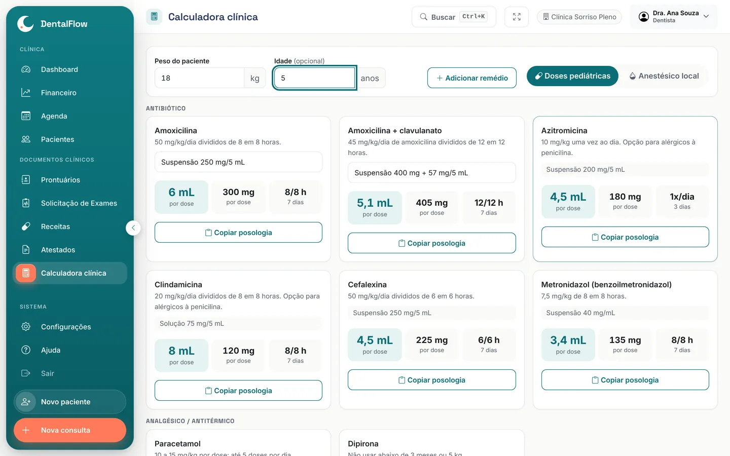 Calculadora clínica do DentalFlow com doses pediátricas de antibióticos calculadas para um paciente de 18 kg, com volume por dose, intervalo e duração.